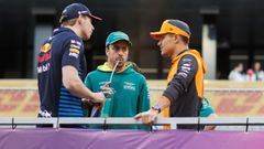 Max Verstappen, Fernando Alonso y Lando Norris.Fernando Alonso junto a Max Verstappen, piloto de Red Bull, y a Lando Norris
