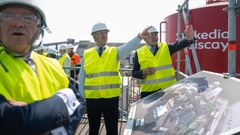 Alberto N��ez Feijoo (centro) durante una visita a la sede de Petronor, el martes pasado en Bilbao.
