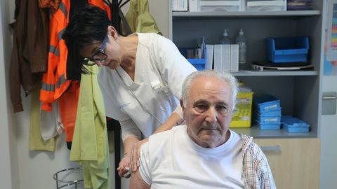 Vacunaci�n contra la gripe en el ambulatorio Concepci�n Arenal de Santiago, ayer.