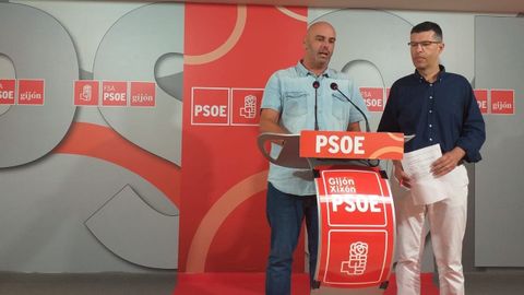 El secretario general del PSOE de Gijn, Monchu Garca, y el de Formacin, Eduardo Infante