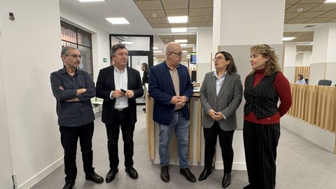 El subdelegado del Gobierno, en el centro, durante su visita al edificio de la Seguridad Social.