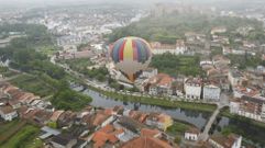 El r�o Cabe entre el puente viejo (derecha) y la pasarela donde ir� el nuevo viaducto
