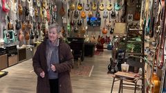 Carmen �nsua, en la tienda Estudio 54, en la que trabaja su hijo �scar �nsua