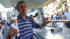 Manolo Prieto lleva desde los 13 aos vendiendo helados y castaas asadas en Porta Faxeira. 