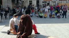Un momento del espect�culo, en la plaza Maior de Xinzo