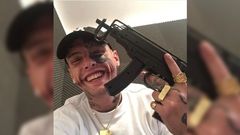 El joven posa con una r�plica de una Skorpion vz. 61, una pistola ametralladora de fabricaci�n checa