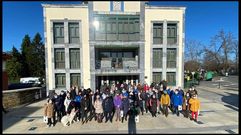 Los aficionados que acudieron a O Incio para estrenar el �rea de estacionamiento de autocaravanas, en una foto de grupo frente al Ayuntamiento