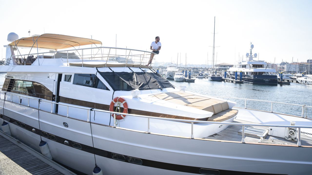 Roma, el yate de alquiler más grande de Galicia