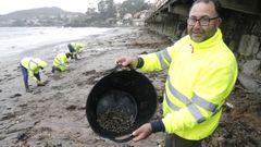 La Xunta pide al Estado medios para localizar y sellar el contenedor del que salen las bolas de pl�stico
