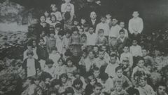 O mestre don Camilo rodeado de nenos e nenas. Ano 1933