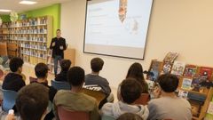 <span lang= gl >Charla sobre desinformación, IA e redes sociais non IES Urbano Lugrís de Malpica co galo do Día dás Bibliotecas</span>