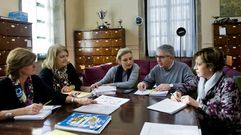 Teresa Fraga, Beni Vidal, Isabel Ruso, Pedro Rodr�guez y Mar�a Jes�s Quint�ns en una reuni�n en el IES Eusebio da Guarda de A Coru�a