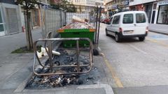 Restos de contenedores quemados en la calle Pintor Francisco Llor�ns