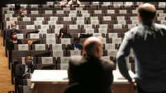 Jcome, de pie junto a su mano derecha, Armando Ojea, con los concejales del PP al fondo en un pleno municipal