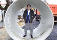 Jos� Pi�eiro en el interior de una pieza del gran colector que se soterrar� en Irmandi�os. 