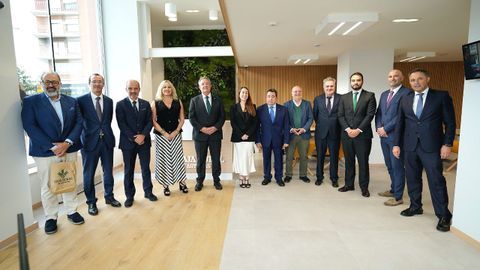 Instituciones, representantes polticos; presidente y directivos de caja rural de Asturias en la oficina de Santander.