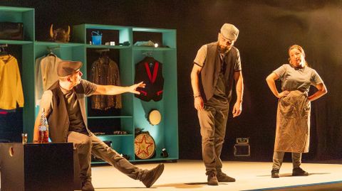 A regueifa, no seu tempo de tabernas: na escena, Manolo Maseda e Josinho da Teixeira, con Lupe Blanco na pel da pioneira regueifeira Leonarda de Tallo. Improvisadora nun mundo que ata ent�n era s� de homes