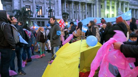 Manifestantes proabortistas y contrarios a la legalizaci�n se manifestaron frente al Parlamento de Buenos Aires durante el debate del proyecto del ley