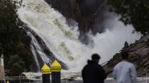 Imagen de la cascada de O �zaro, en Dumbr�a. Xeal abri� sus compuertas para aliviar el embalse.