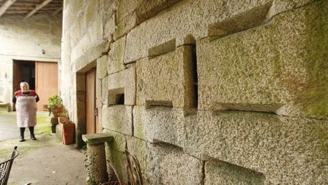 Ocos de ventilación na parte baixa dunha casa, probablemente para airear unha despensa de produtos da matanza