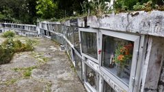 Vecinos de Tir�n protestan por el mal estado de conservaci�n del cementerio de Tir�n