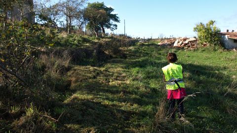 La investigadora de la Universidad de Oviedo Mar�a Jos� Dom�nguez, junto al Faro de Tazones
