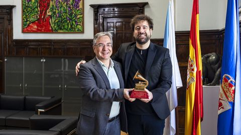 Luis Menor recibi a Daniel Minimalia, que acudi a la cita con su Grammy