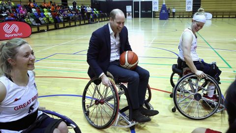 Los pr�ncipes William y Catherine del Reino Unido juegan al baloncesto con sillas de rueda