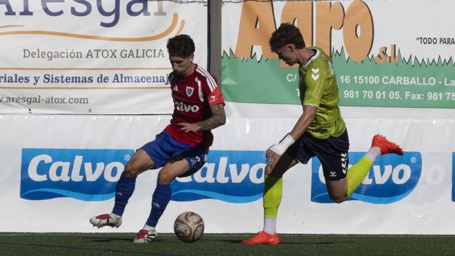 Koke Saiz encarando a un defensa durante el encuentro entre el Berganti�os y el Amorebieta, celebrado en As Eiroas
