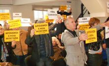 Los asistentes al pleno mostraron carteles de apoyo a la secretaria Mar�a del Carmen Seoane. 
