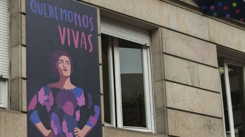 Imagen de archivo de una pancarta contra la violencia de género colocada en la Subdelegación del Gobierno de Ourense