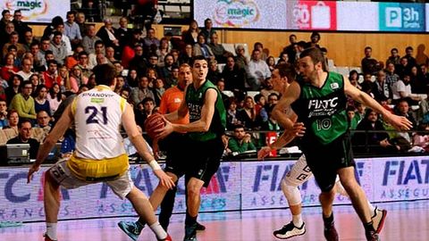 Abalde, con el baln, durante el Joventut-Valladolid