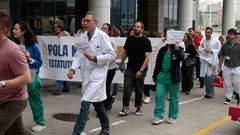 Los m�dicos del Chuac protagonizaron este jueves una marcha en torno al edificio central del Hospital de A Coru�a