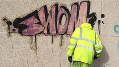 As� se limpian las pintadas en las paredes del centro de Lugo