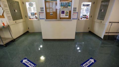 Seales de protocolos contra el coronavirus en el suelo de un laboratorio del campus de San Diego, California