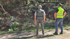 Dos de los agentes que participaron en el operativo de vigilancia de los incendios de As Neves.