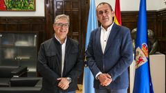 Luis Menor P�rez, con el delegado de la Federaci�n de Caza en Ourense, Vicente Lameiro Alonso.