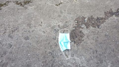 Mascarilla en el suelo de la Senda del Oso