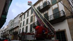 Bomberos inspeccionaron con el brazo del coche escalera la cubierta del edificio del Ateneo Ferrol�n, en la calle Magdalena.