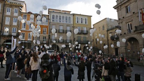 Paz Ourense.Lectura de manifiesto y suelta de globos en la praza Maior de Ourense