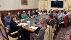 Imagen de archivo de la reuni�n de la comisi�n a finales de octubre, donde los responsables del estudio de la C�tedra da Auga presentaron su informe.