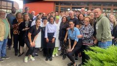 En el centro (vestida de negro), Leonila Fern�ndez, el pasado domingo, en la comida de despedida de El Sexto Pino, rodeada de su equipo, familiares y clientes de toda la vida