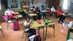 Alumnos del CRA Oscos, en Santa Eulalia de Oscos, durante su primer d�a de clase
