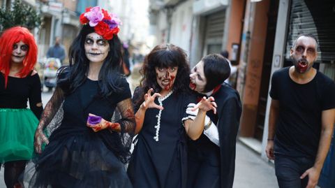Zombis, muertos vivientes en la calle del Orz�n- Sama�n - Halloween