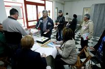 Votantes monfortinos en la mesa electoral instalada en la avenida de Galicia.