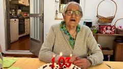 Marina Prieto celebr� la semana pasada su cumplea�os en familia y recibi� varios regalos, desde bombones y flores hasta una taza de desayuno, un libro para pintar, un collar, unas zapatillas... Ayer la centenaria tuvo una segunda fiesta en el centro de d�a al que acude en Santiago.