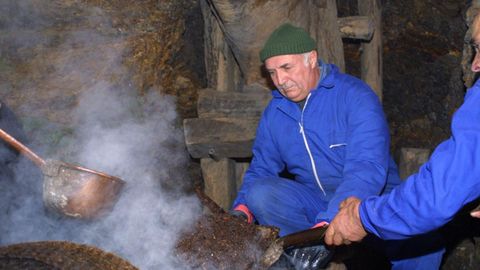 Elaboraci�n de aceite de oliva al estilo tradicional en el molino de bendill�, en la segunda edici�n de la muestra