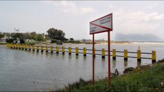 Segundo dique levantado en el r�o Guadarranque para frenar el flujo de lanchas