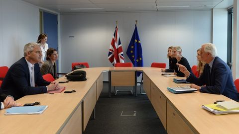 El negociador brit�nico, Stephen Barclay, frente a su hom�logo comunitario, Michel Barnier, durante la reuni�n del viernes en Bruselas