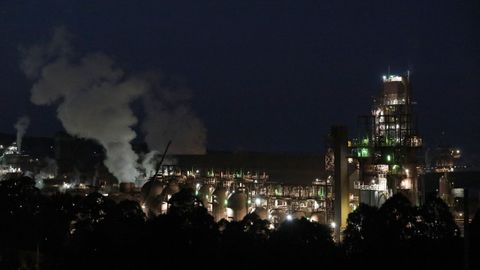 Vista nocturna de Alcoa San Cibrao